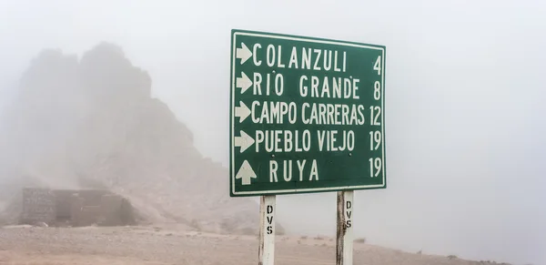 Rota 13 para Iruya na província de Salta, Argentina — Fotografia de Stock