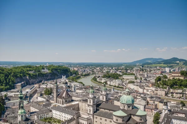 Ogólny widok Salzburgu od salzburskiej twierdzy (festung hohenzalsb — Zdjęcie stockowe