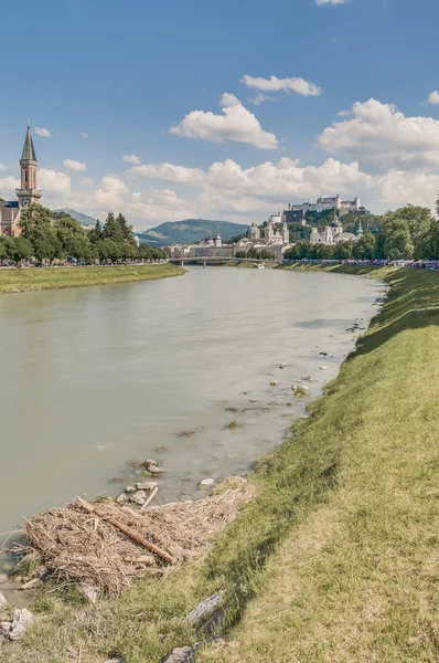 Salzach floden på sin väg genom salzburg, Österrike — Stockfoto