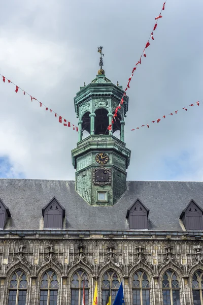 Radnice na hlavním náměstí v mons, Belgie. — Stock fotografie