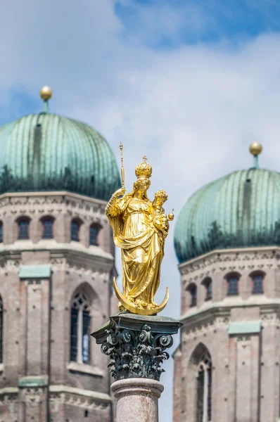 Kolumna mariensaule w Monachium, Niemcy. — Zdjęcie stockowe