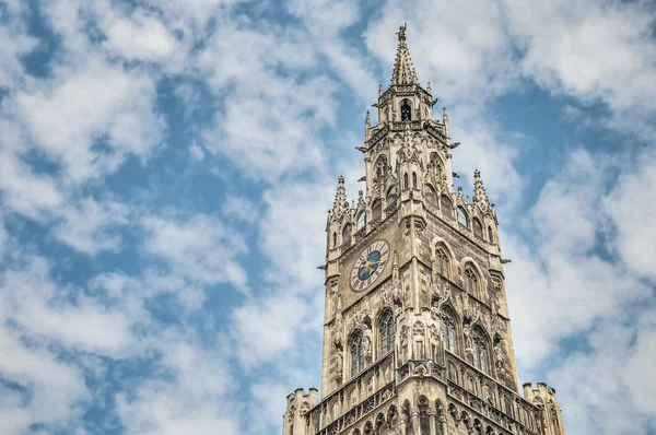 Здание Neues Rathaus в Мюнхене — стоковое фото