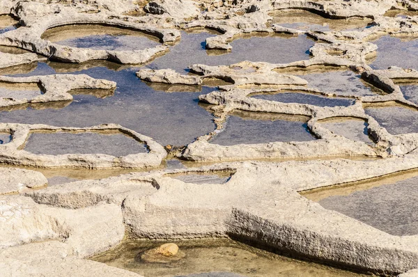 Saltdammar nära qbajjar i gozo, malta. — Stockfoto