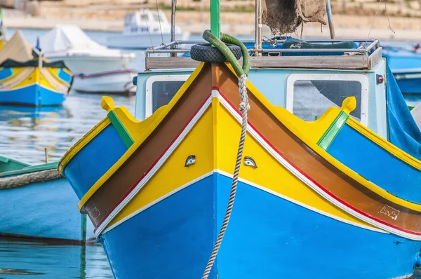 Traditionelles luzzu boot im marsaxlokk hafen in malta. — Stockfoto
