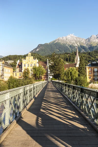 Innsteg bro i innsbruck, övre Österrike. — Stockfoto