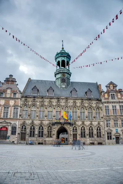 Στην κεντρική πλατεία και το Δημαρχείο στην mons, Βέλγιο. — Φωτογραφία Αρχείου