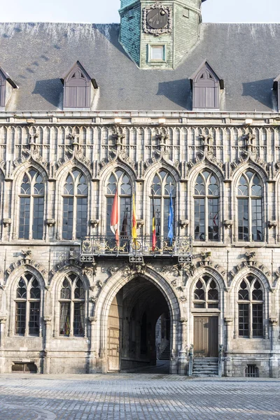 Vlaggen op stadhuis gevel in mons, België. — Stockfoto