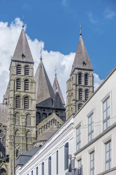 Domkyrkan av vår lady av tournai i Belgien — Stockfoto