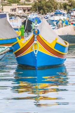 geleneksel luzzu tekneye malta limanında marsaxlokk.