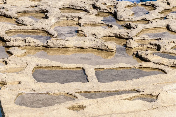 Saltdammar nära qbajjar i gozo, malta. — Stockfoto