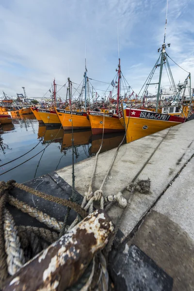 Barche da pesca arancioni in Mar del Plata, Argentina — Foto Stock