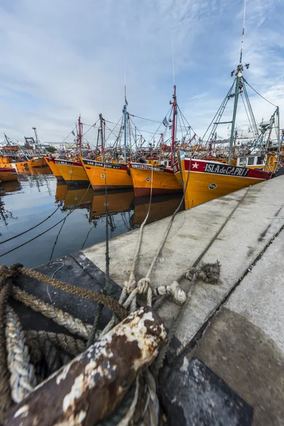 Oranžový rybářské lodě v mar del plata, argentina — Stock fotografie