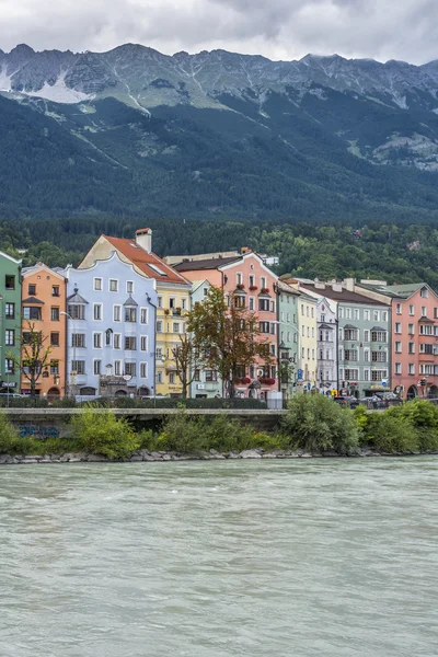 Inn rivier op zijn weg door innsbruck, Oostenrijk. — Stockfoto