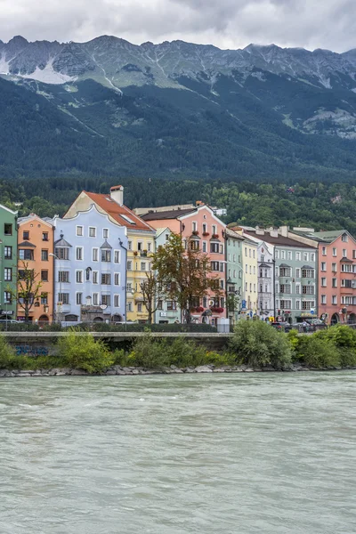 Řeka Inn na své cestě přes innsbruck, Rakousko. — Stock fotografie