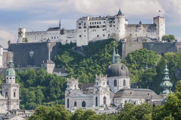 Salzburg Fort (festung hohensalzburg) gezien vanaf salzach rive — Stockfoto