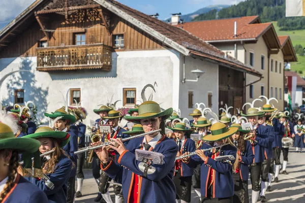 Maria himmelsfärd procession oberperfuss, Österrike. — Stockfoto