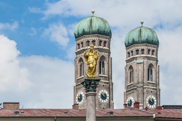 Sloupec mariensaule v Mnichově, Německo. — Stock fotografie