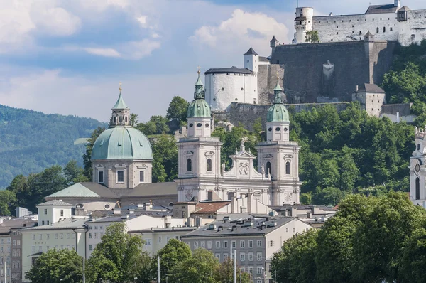 Salzburg kathedraal gezien vanaf de rivier salzach, Oostenrijk — Stockfoto