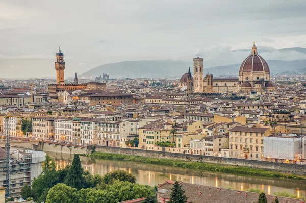 フィレンツェのミケランジェロ広場イタリアから見た — ストック写真