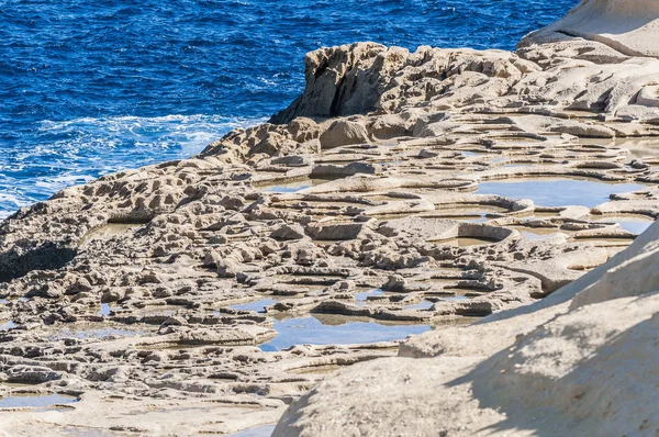 ゴゾ島、マルタで qbajjar 近くの塩の干潟. — ストック写真