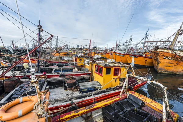 Orange fiskebåtar i mar del plata, argentina — Stockfoto