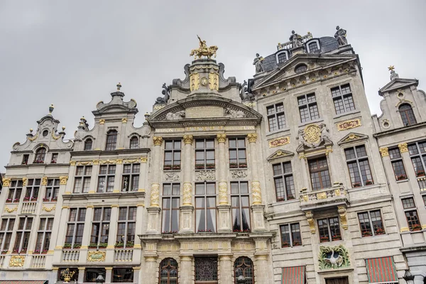 GuildHalls tarihinde grand place, brussels, Belçika. — Stok fotoğraf