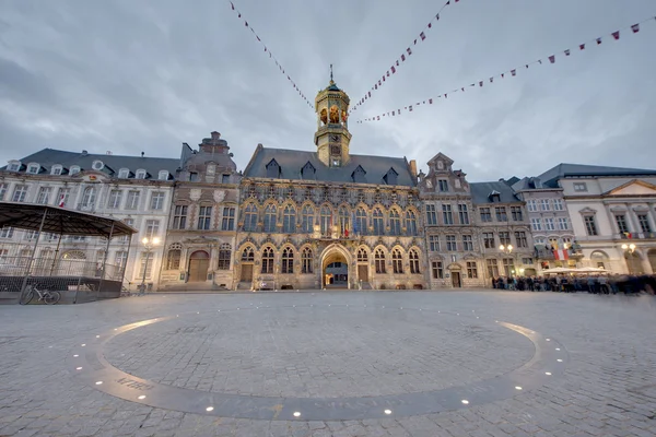 Центральная площадь и ратуша в Монсе, Бельгия . — стоковое фото