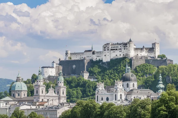 Salzburg pevnost (festung hohensalzburg) z salzach rive — Stock fotografie