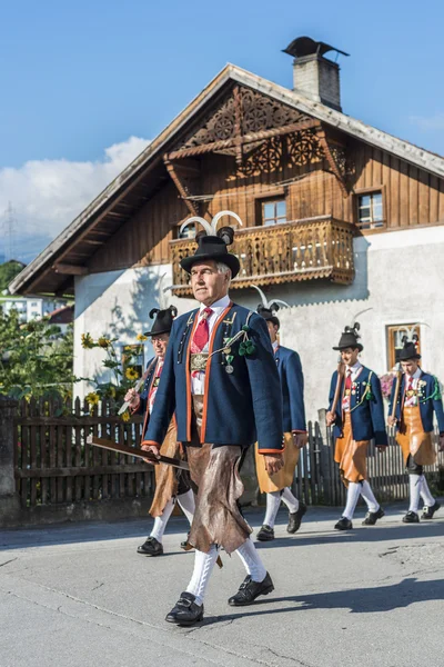 Maria himmelsfärd procession oberperfuss, Österrike. — Stockfoto