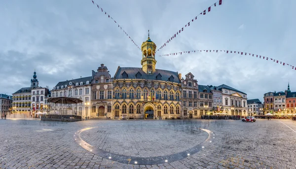 Praça central e Câmara Municipal de Mons, Bélgica . — Fotografia de Stock