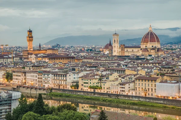 フィレンツェのミケランジェロ広場イタリアから見た — ストック写真