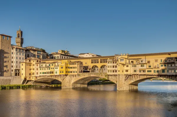 El Ponte Vecchio (Puente Viejo) en Florencia, Italia . — Foto de Stock