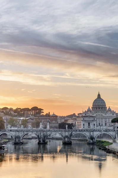 Ponte Sant 'Angelo (Puente de Adriano) en Roma, Italia , — Foto de Stock