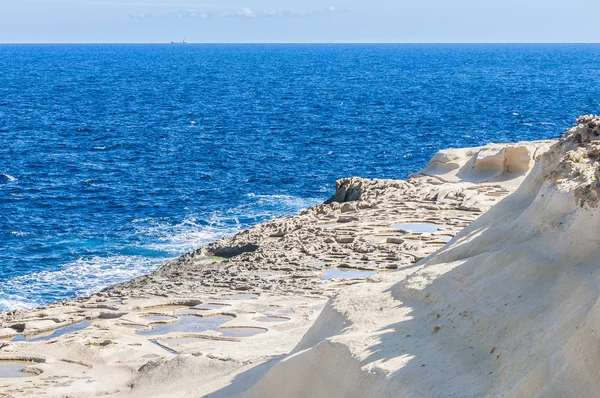 Соль кастрюли вблизи Qbajjar в Гозо, Мальта . — стоковое фото