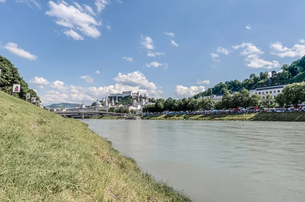 Rzeki Salzach na jego drodze salzburg, austria — Zdjęcie stockowe