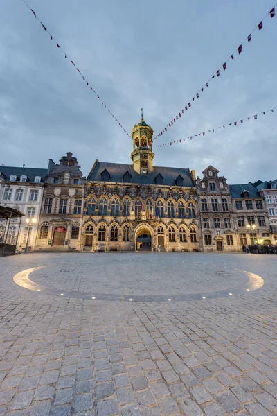 Het centrale plein en het stadhuis in mons, België. — Stockfoto