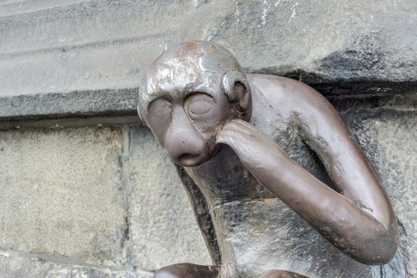 Vakthus monkey staty i mons, Belgien. — Stockfoto