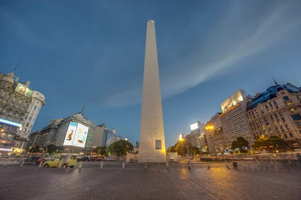 Обелиск (El Obelisco) в Буэнос-Айресе . — стоковое фото