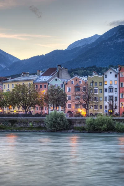 Inn rivier op zijn weg door innsbruck, Oostenrijk. — Stockfoto