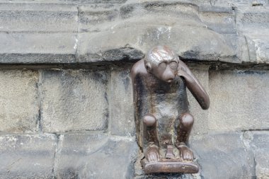Lanet maymun heykeli Mons, Belçika.