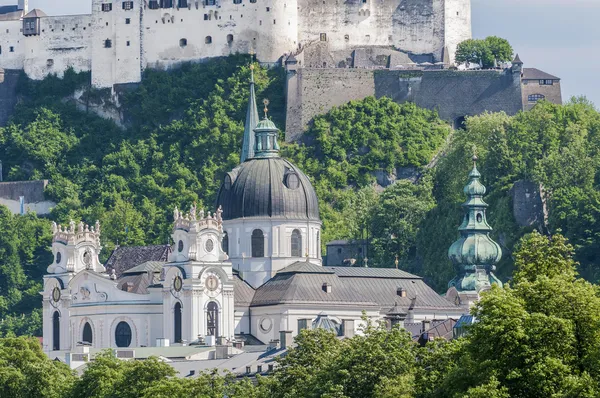 Iglesia Universitaria (Kollegienkirche) vista desde el río Salzach, Aus —  Fotos de Stock