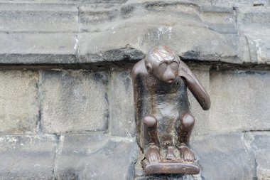 Lanet maymun heykeli Mons, Belçika.