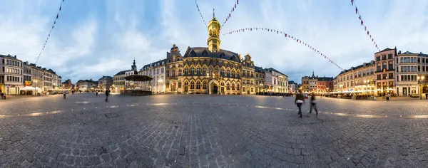 Praça central e Câmara Municipal de Mons, Bélgica . — Fotografia de Stock