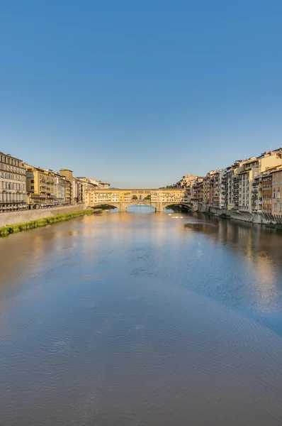 El Ponte Vecchio (Puente Viejo) en Florencia, Italia . — Foto de Stock