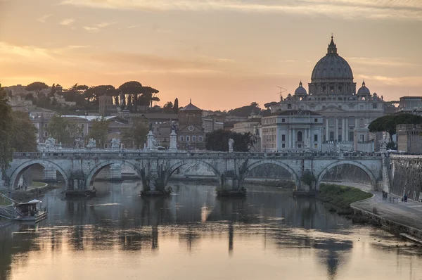 Ponte sant'angelo (Most hadrian) v Římě, Itálie, — Stock fotografie