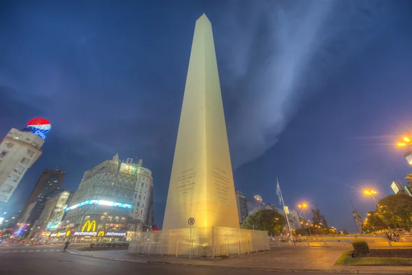 Обелиск (El Obelisco) в Буэнос-Айресе . — стоковое фото