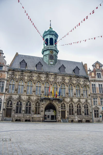 Stadhuis op het centrale plein in mons, België. — Stockfoto