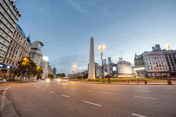 Обелиск (El Obelisco) в Буэнос-Айресе . — стоковое фото