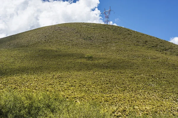 Hög spänning kraftledning i tucuman, argentina. — Stockfoto