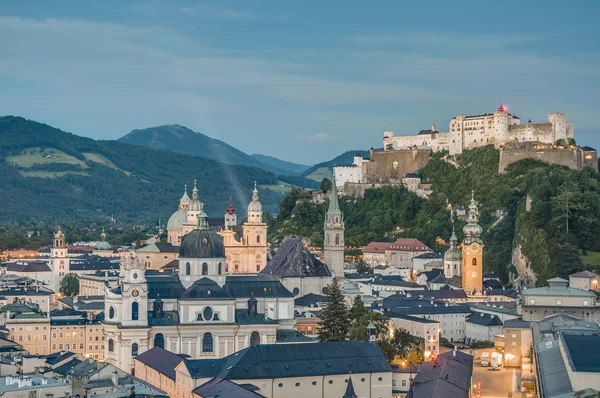 Widok ogólny Salzburg widzianych z punktu widzenia monchsberg, austri — Zdjęcie stockowe